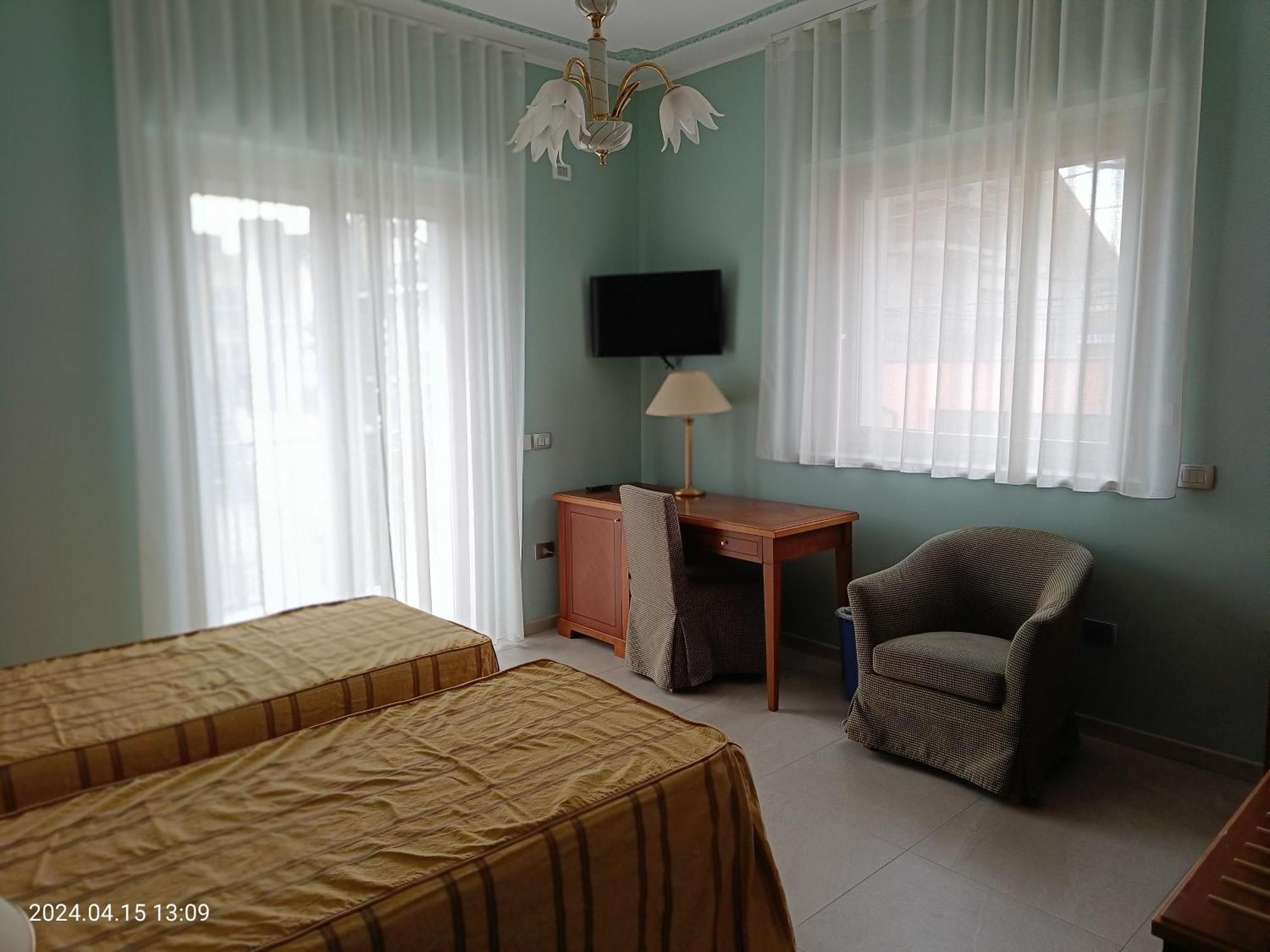 Villa Mariana Bed And Breakfast ซาลุซโซ ภายนอก รูปภาพ